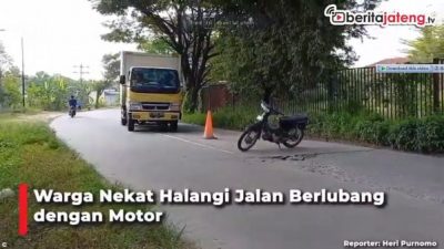 [Video] Warga Halangi Jalan Berlobang Pakai Motor