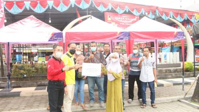 Bank Jateng Serahkan Bantuan 15 Tenda ke PKL di Sragen