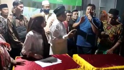 Ratusan Calon Jamaah Asal Blora Umroh Terlantar 9 Jam Lebih, Pengantar Bersitegang