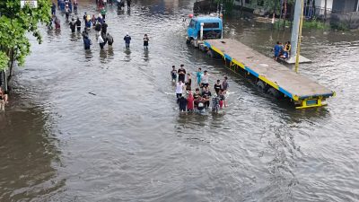Tanggul Jebol Akibat Rob Tinggi Kawasan Pelabuhan Tanjung Mas Semarang Banjir 1,5 Meter
