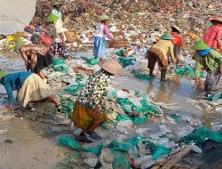 Ribuan Botol Miras Dimusnahkan Kejari Blora di TPA
