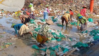 Ribuan Botol Miras Dimusnahkan Kejari Blora di TPA