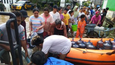 Warga Terdampak Banjir Rob di Sriwulan Kekurangan Pasokan Air Bersih