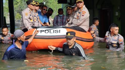 Kapolres Demak Jamin Keamanan Warga Terdampak Banjir Rob di Sriwulan Sayung