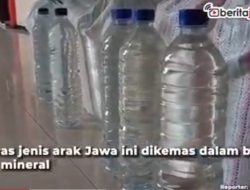 [Video] Polisi Cegat Minibus, Isinya Ratusan Botol Arak Jawa