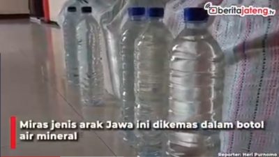 [Video] Polisi Cegat Minibus, Isinya Ratusan Botol Arak Jawa