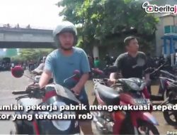 [Video] Pekerja Pabrik Evakuasi Motor dari Genangan Rob