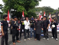 Massa Geruduk Polda, Minta Polisi Tindak Tegas Gerakan Khilafah
