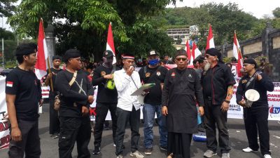 Massa Geruduk Polda, Minta Polisi Tindak Tegas Gerakan Khilafah