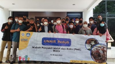30 Mahasiswa Unair Bantu Pengobatan PMK di Blora