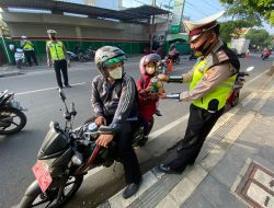 Hari Ketiga Ops Patuh Candi 2022, Polisi Bagikan Paket Jajan Kepada Pengguna Jalan