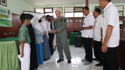 Puluhan Anak Berprestasi Dapat Beasiswa dari Perum Perhutani KPH Randublatung Blora