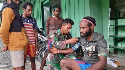 Satgas Kodim Yonif Raider 408/SBH Beri Layanan Kesehatan Masyarakat di Papua
