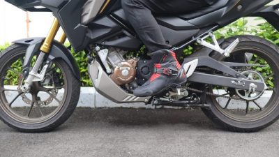 Soal Penggunaan Sandal Saat Berkendara, Ini Fungsi dan Alasan Pelindung Kaki Sangat Dibutuhkan