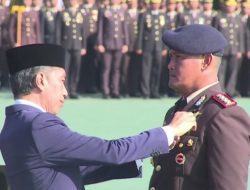Jokowi Anugerahkan Bintang Bhayangkara Nararya Tiga Personel Polisi