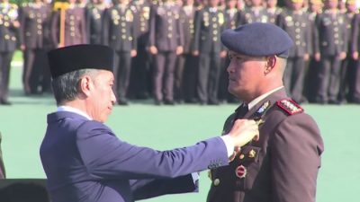 Jokowi Anugerahkan Bintang Bhayangkara Nararya Tiga Personel Polisi
