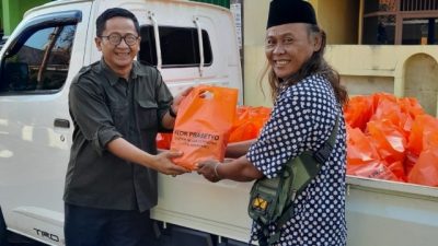 Siap Maju Pileg 2024, Itok Prasetyo Berbagi Ribuan Paket Sembako Warga di Genuk