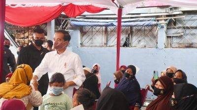 Presiden Jokowi Bagikan Bantuan Sosial di Pasar Peterongan