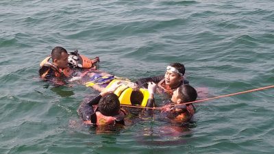 Tim SAR Gelar Simulasi Kecelakaan Kapal di Pantai Bandengan Jepara