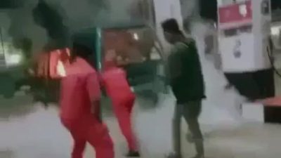 Mobil Suzuki Carry Terbakar di SPBU Wero Gombong
