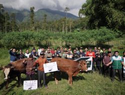 OJK Serahkan Hewan Kurban untuk Masyarakat di Kaki Gunung Merbabu
