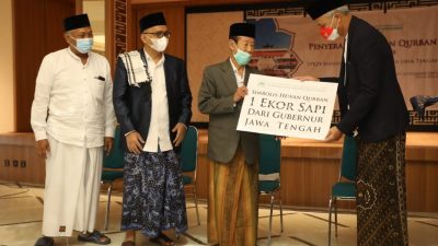 Gubernur Jateng Salat Idul Adha dan Serahkan Hewan Kurban di Simpang Lima 