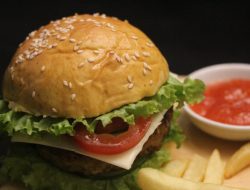 Nikmatnya Burger Tuna Sehat ala Hotel Santika Pekalongan
