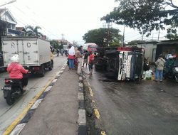 Pantura Demak Macet 4 KM Akibat Truk Bermuatan Kedelai Terguling 