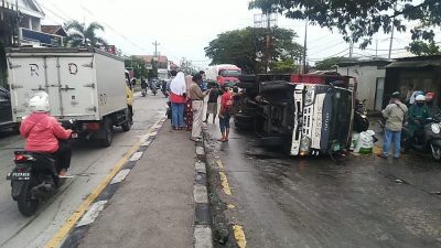 Pantura Demak Macet 4 KM Akibat Truk Bermuatan Kedelai Terguling 