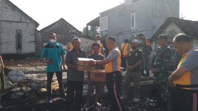 Polsek Bogorejo Serahkan Bantuan Peduli Korban Kebakaran