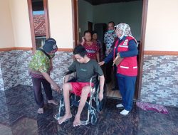 PMI Blora Serahkan Bantuan Kursi Roda untuk Penderita Lumpuh Layu