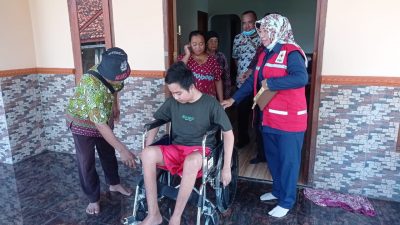 PMI Blora Serahkan Bantuan Kursi Roda untuk Penderita Lumpuh Layu