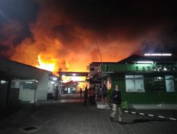 Pasien RS Pelita Anugerah di Evakuasi Darurat Akibat Terbakarnya Gudang Pupuk Samping Rumah Sakit