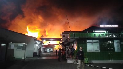 Pasien RS Pelita Anugerah di Evakuasi Darurat Akibat Terbakarnya Gudang Pupuk Samping Rumah Sakit