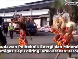 [Video] Unik, Wisudawan PEM Akamigas Cepu Diiringi Barongan