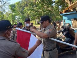 Gerakan Cinta Tanah Air, Satpol PP Bagi 150 Bendera Merah Putih ke Warga di Semarang