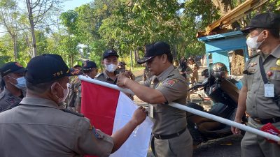 Gerakan Cinta Tanah Air, Satpol PP Bagi 150 Bendera Merah Putih ke Warga di Semarang