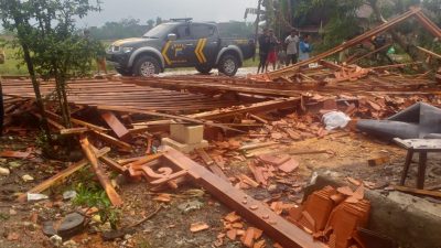 Akibat Hujan Disertai Angin, Satu Rumah dan Teras di Blora Roboh