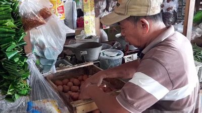 Harga Telur Ayam di Pasar Tradisional Blora Terus Meroket