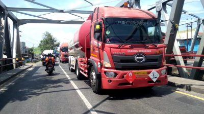 Macet Akibat Perbaikan Jembatan, Kasat Lantas Demak Jamin Truk Pengangkut BBM Pertamina Lancar Saat Melintas