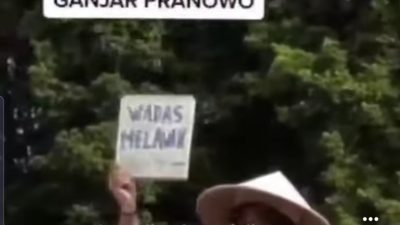 [Video] Mahasiswa UGM Tunjukkan Tulisan Wadas Melawan di Depan Ganjar Pranowo