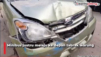 [Video] Minibus Tabrak Warung Makan, Dua Pembeli Patah Tulang