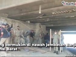 [Video] Rusak Pemandangan Pasar Apung, Satpol PP Tertibkan Hunian Liar Bawah Jembatan Banjir Kanal
