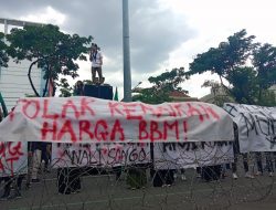 Soroti Kenaikan BBM dan TDL, Ratusan Mahasiswa Gelar Unjuk Rasa di Gubernuran Jateng