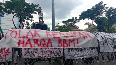 Soroti Kenaikan BBM dan TDL, Ratusan Mahasiswa Gelar Unjuk Rasa di Gubernuran Jateng