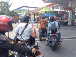 Antrean Panjang Masih Mengular di SPBU Blora Meski Pemerintah Batal Naikkan BBM