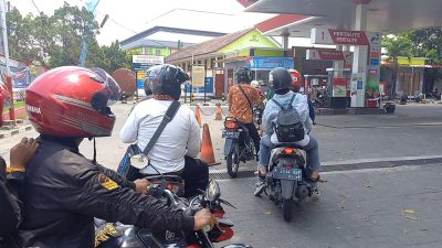 Antrean Panjang Masih Mengular di SPBU Blora Meski Pemerintah Batal Naikkan BBM