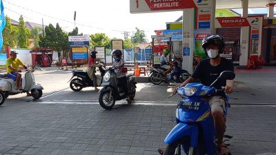 Sejumlah Kendaraan Pilih Putar Balik, Kelamaan Menunggu Sistem Perubahan Kenaikan Harga BBM