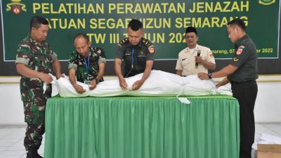 Anggota TNI Berlatih Perawatan Jenazah
