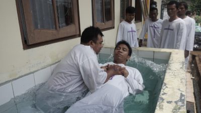 Belasan Narapidana Lapas Semarang Terima Sakramen Baptis Penebusan Dosa